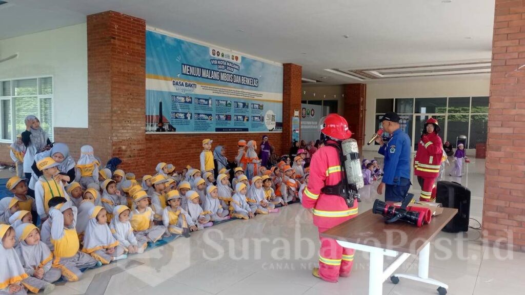 Sebanyak 106 siswa dari TK-KB Islam Al-Ikhlas dan KB ABA 17 datang berkunjung untuk belajar langsung soal bahaya kebakaran.