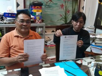 Sumardhan, SH, MH bersama Budi Susanto menunjukkan bukti gugatan dikantor Edan Law, Kamis (11/6/2026).