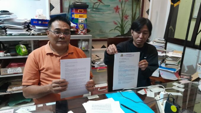 Sumardhan, SH, MH bersama Budi Susanto menunjukkan bukti gugatan dikantor Edan Law, Kamis (11/6/2026).