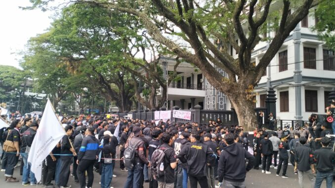 Gedung DPRD Kota Malang "Diguncang" 9 Tuntutan Mahasiswa, dari Harga BBM hingga RUU Perampasan Aset, Rabu (17/6/2026) siang.