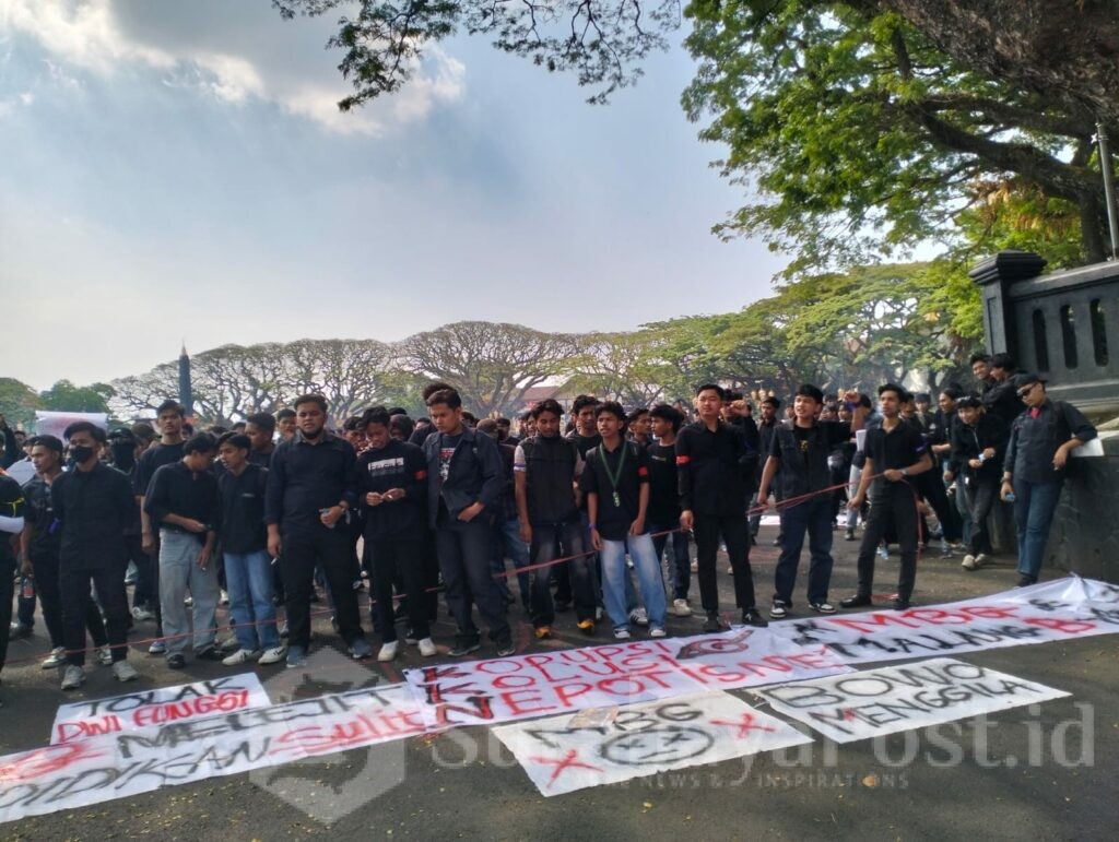 Massa aksi memadati depan gedung DPRD Kota Malang
