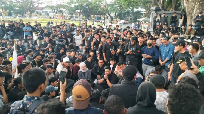 Pimpinan DPRD Kota Malang Temui Massa Aksi, Tampung 9 Tuntutan Evaluasi MBG, Rabu (17/6/2026).