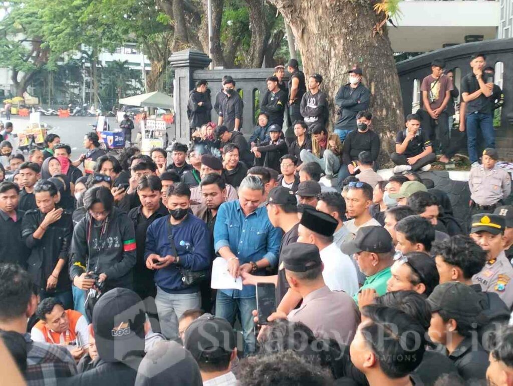 Rendra Masdrajad Safaat dari Fraksi PKS menjadi salah satu anggota dewan yang hadir menemui ratusan mahasiswa yang menggelar aksi.