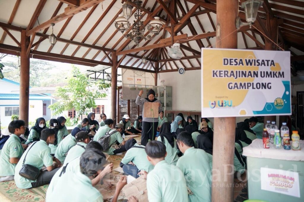 Puluhan mahasiswa turun langsung ke Desa Wisata Kerajinan UMKM Gamplong untuk berkolaborasi dengan pemerintah desa, pelaku UMKM dan warga setempat. (Humas UIBU).