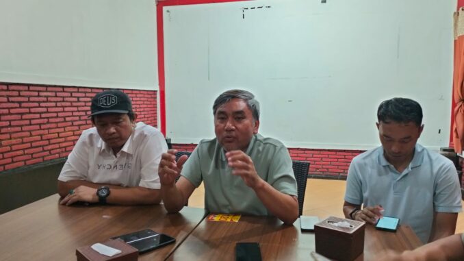 Djoni Sudjatmoko, inisiator aksi menyampaikan dukungan terhadap program MBG dalam konferensi pers, Jumat (19/6/2026).