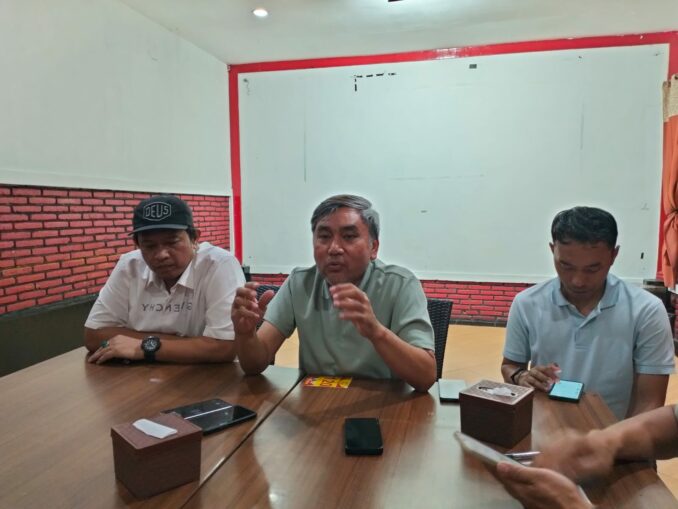 Djoni Sudjatmoko, inisiator aksi menyampaikan dukungan terhadap program MBG dalam konferensi pers, Jumat (19/6/2026).