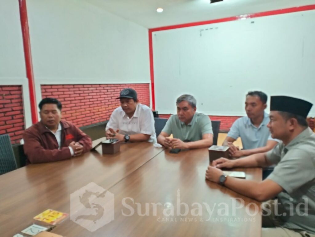 Inisiator aksi bersama perwakilan panitia dalam konferensi pers.