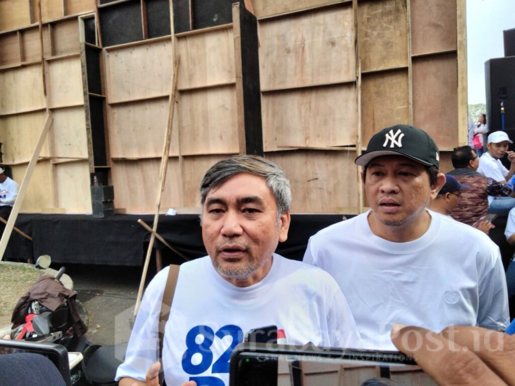 Inisiator aksi, Djoni Sudjatmoko didampingi Gandung Panjalu memberikan keterangan kepada wartawan.