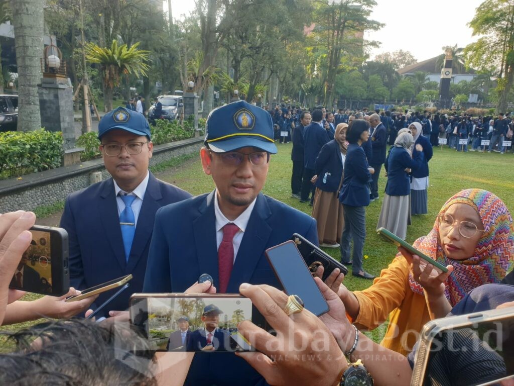 Rektor UB Prof. Widodo didampingi Dekan FTAB Prof. Yusuf Hendrawan memberikan keterangan kepada wartawan.