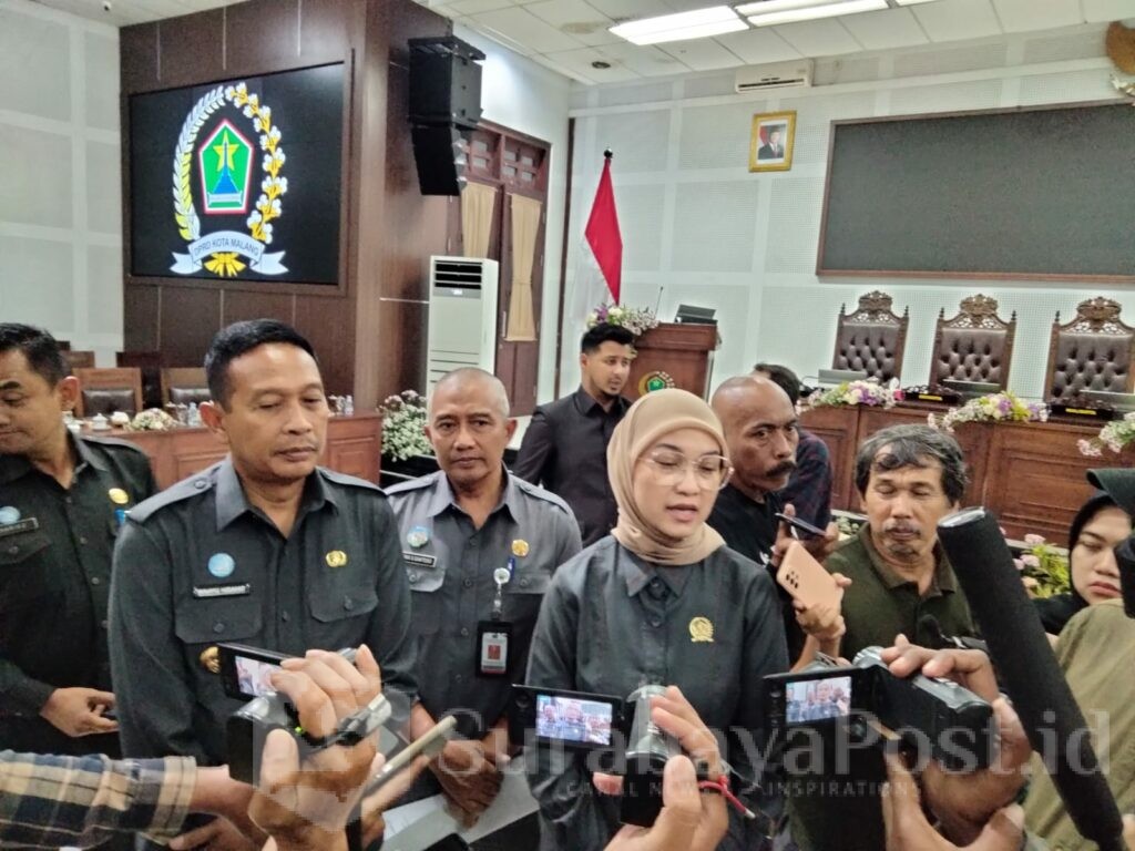Ketua DPRD Kota Malang, Amithya Ratnanggani Sirraduhita memberikan keterangan kepada wartawan usai rapat paripurna