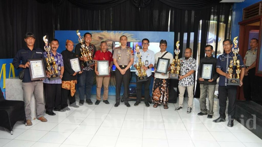Kapolresta Kombes Pol Putu Kholis Aryana pose bersama penerima penghargaan. (ist).