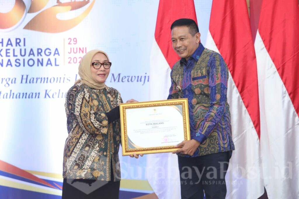 Wali Kota Malang Dr. Ir. Wahyu Hidayat, M.M. menerima langsung penghargaan dari Menteri PPPA Arifah Fauzi. (Sumber Prokompim)