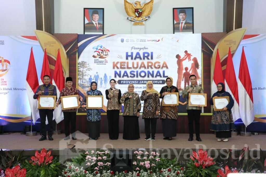 Wali Kota Malang, Wahyu Hidayat pose bersama penerima penghargaan lainnya. (Sumber Prokompim).