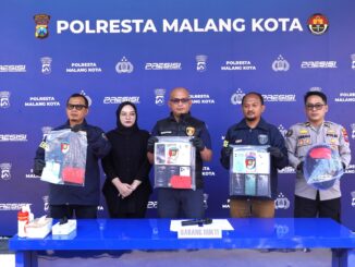 Polresta Malang Kota saat menggelar konferensi pers hasil ungkap pelaku pencurian 14 iPhone. (ist).