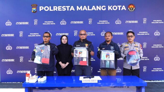 Polresta Malang Kota saat menggelar konferensi pers hasil ungkap pelaku pencurian 14 iPhone. (ist).