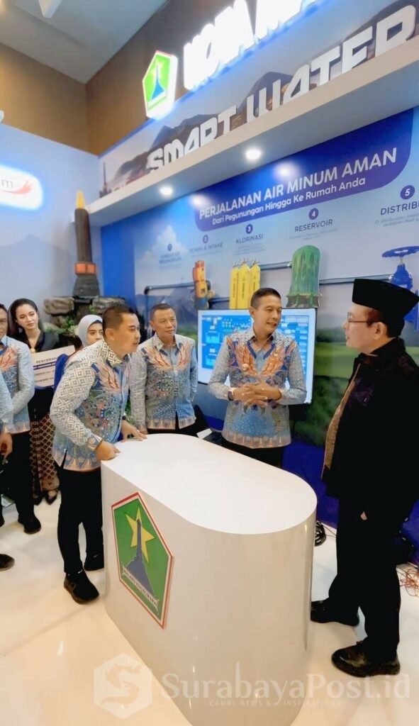 Wali Kota Payakumbuh Dr. dr. Zulmaeta, Sp.OG-KFM berdialog dengan Wali Kota Wahyu Hidayat di Booth Tugu Tirta