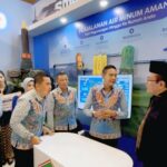 Wali Kota Payakumbuh Dr. dr. Zulmaeta, Sp.OG-KFM berdialog dengan Wali Kota Wahyu Hidayat di Booth Tugu Tirta