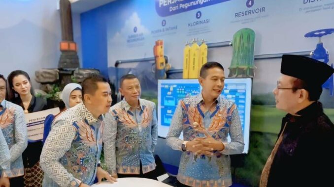 Wali Kota Payakumbuh Dr. dr. Zulmaeta, Sp.OG-KFM berdialog dengan Wali Kota Wahyu Hidayat di Booth Tugu Tirta