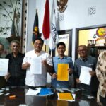MENANG:: Kuasa Hukum YPT, Sumardhan, SH, MH didampingi Adi Harahap, Pengawas YPTT Ashari, Pengurus Agus, Dewi, Sampun, dan Kholil dalam konferensi pers, Jumat (2/7/2026).