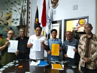 MENANG:: Kuasa Hukum YPT, Sumardhan, SH, MH didampingi Adi Harahap, Pengawas YPTT Ashari, Pengurus Agus, Dewi, Sampun, dan Kholil dalam konferensi pers, Jumat (2/7/2026).