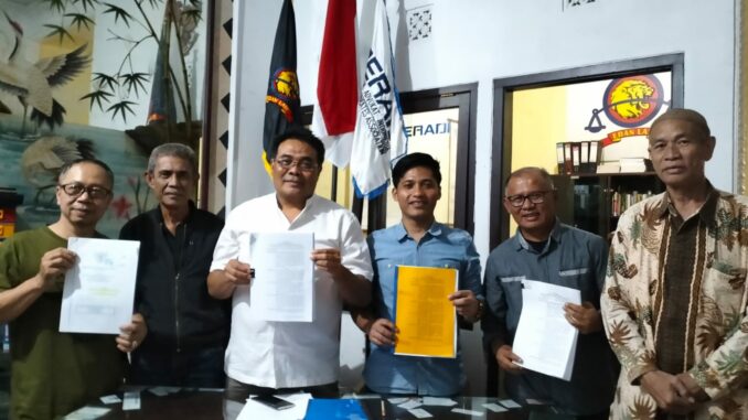 MENANG:: Kuasa Hukum YPT, Sumardhan, SH, MH didampingi Adi Harahap, Pengawas YPTT Ashari, Pengurus Agus, Dewi, Sampun, dan Kholil dalam konferensi pers, Jumat (2/7/2026).