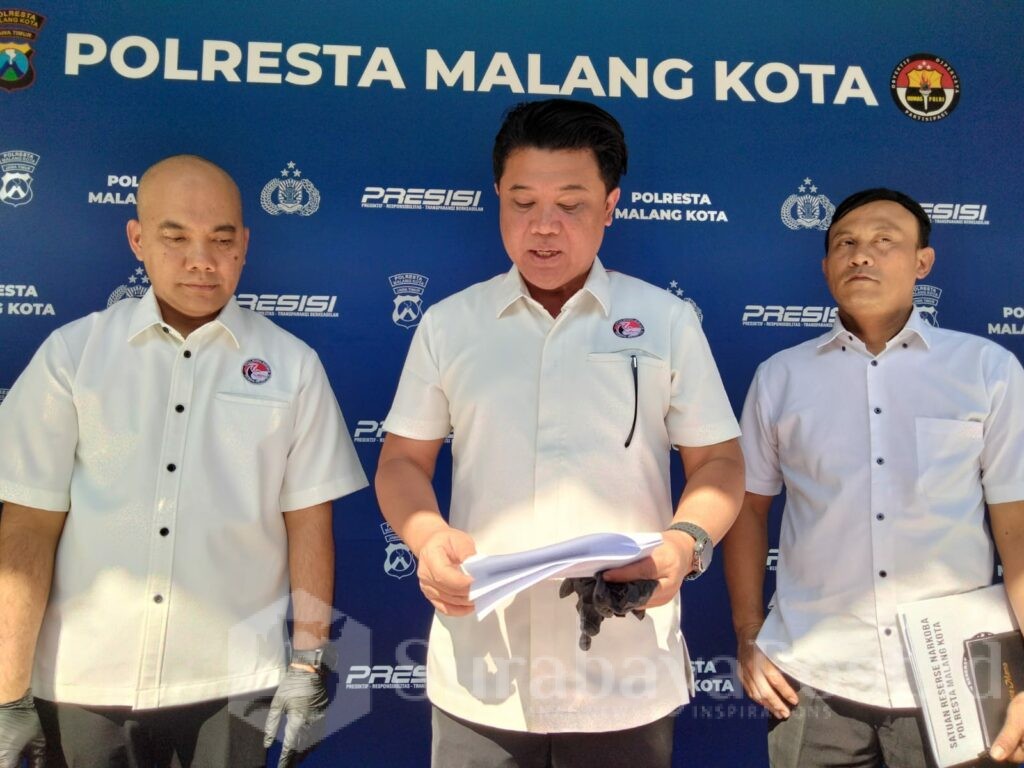 Kasatresnarkoba Kompol Hendro Triwahyono merinci: AW kedapatan membawa 90 ribu butir pil LL. MF membawa 200 ribu butir pil LL plus 2,38 gram sabu.