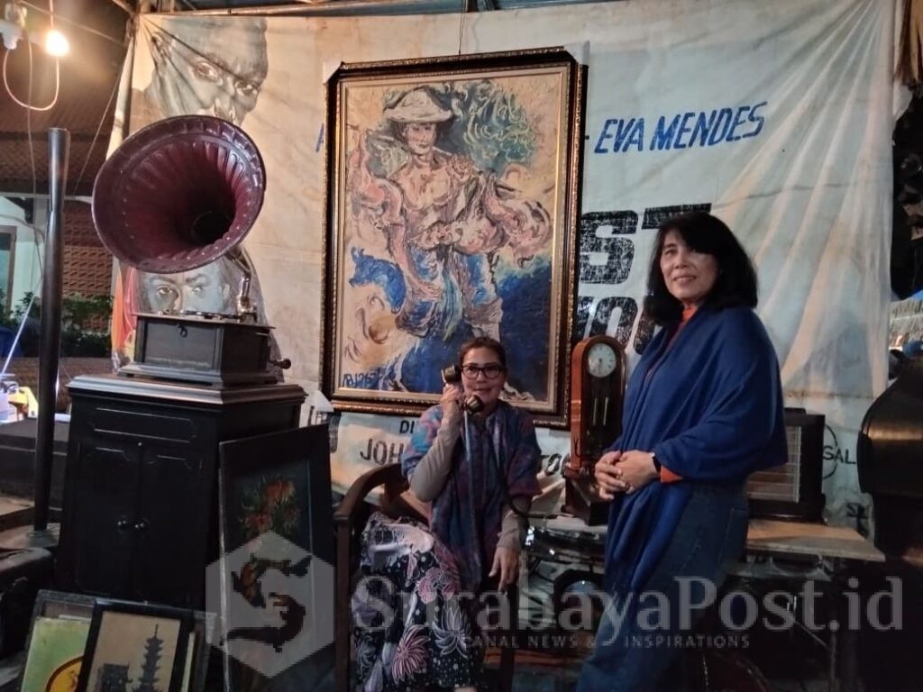 Pengunjung dari Jakarta pose di Stand Galery Bangho.