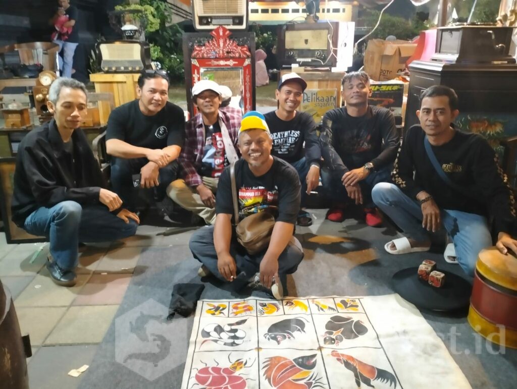 Komunitas Jadoel Malang pose di Stand Galery Bangho