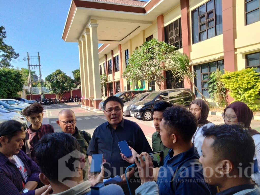 Sumardhan memberikan keterangan kepada wartawan usai sidang perdana di PN Kepanjen Malang