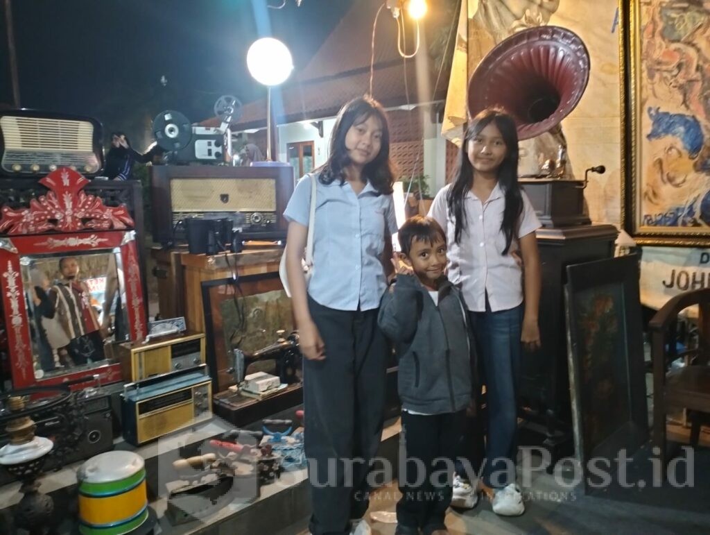 Pameran di Festival Malang Tempo Doeloe 2026, stand Galery Bangho sangat digemari karena memajang barang-barang antik langka dan asli yang masih berfungsi.
