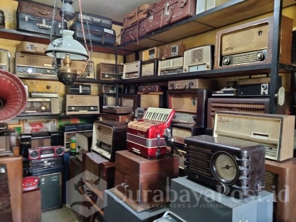 Diruang Kecil yang tertata rapi di gubuk Galery Bangho inilah sejarah Radio mendunia