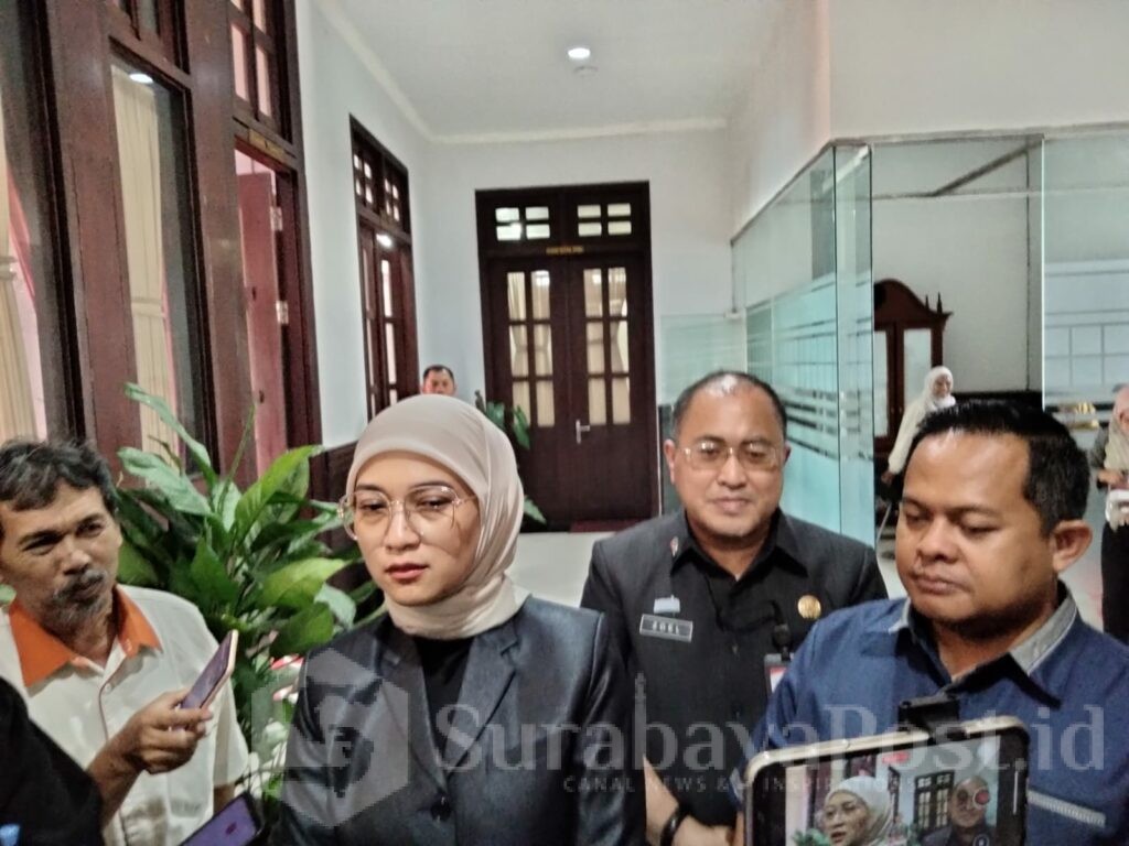 Ketua DPRD Kota Malang, Amithya Ratnanggani Sirraduhita memberikan keterangan kepada wartawan
