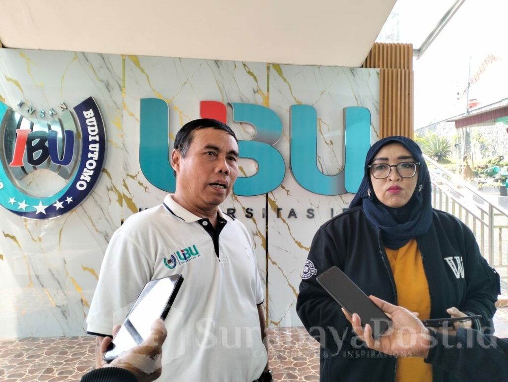 Dekan FEK, Dr. Adi Sucipto, M.Kes dan Dekan Fakultas Sosial dan Humaniora, Dr. Yulita Pujiharti, M.Kes memberikan keterangan kepada wartawan.