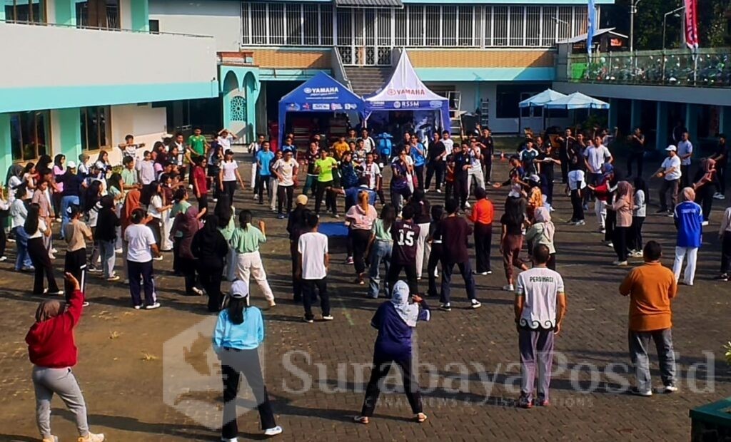 Sejak pukul 08.00 WIB halaman kampus sudah ramai. Rangkaian kegiatan dibuka dengan senam bersama seluruh peserta Semhas