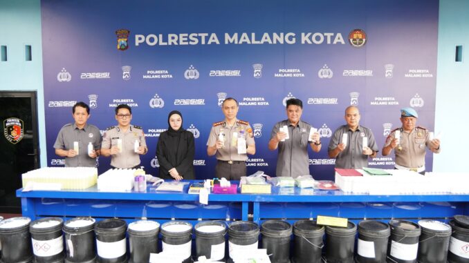 Sita 1,4 Ton Bahan Baku, Polresta Malang Kota Bongkar Pabrik Kosmetik Ilegal Tanpa Izin BPOM, Kamis (16/7/2026).