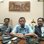 Kabag Hukum Setda Kota Malang, Suparno didampingi Kepala DPUPRPKP, Dandung Djulharjanto dan Kepala Diskominfo, Muhammad Nur Widianto saat memberikan keterangan kepada wartawan, Kamis (16)7)2026).