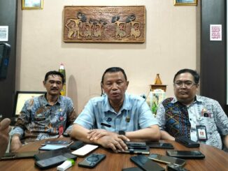 Kabag Hukum Setda Kota Malang, Suparno didampingi Kepala DPUPRPKP, Dandung Djulharjanto dan Kepala Diskominfo, Muhammad Nur Widianto saat memberikan keterangan kepada wartawan, Kamis (16)7)2026).