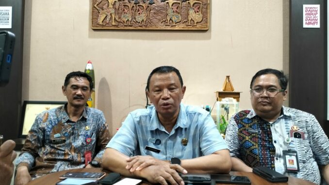 Kabag Hukum Setda Kota Malang, Suparno didampingi Kepala DPUPRPKP, Dandung Djulharjanto dan Kepala Diskominfo, Muhammad Nur Widianto saat memberikan keterangan kepada wartawan, Kamis (16)7)2026).
