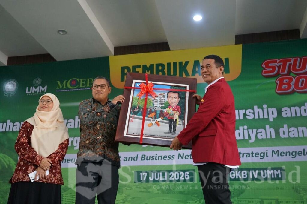 Rektor UMM Prof. Dr. Nazaruddin Malik, M.Si memberikan cinderamata kepada Mentan Dr. Ir. H. Andi Amran Sulaiman, M.P. (Ist).