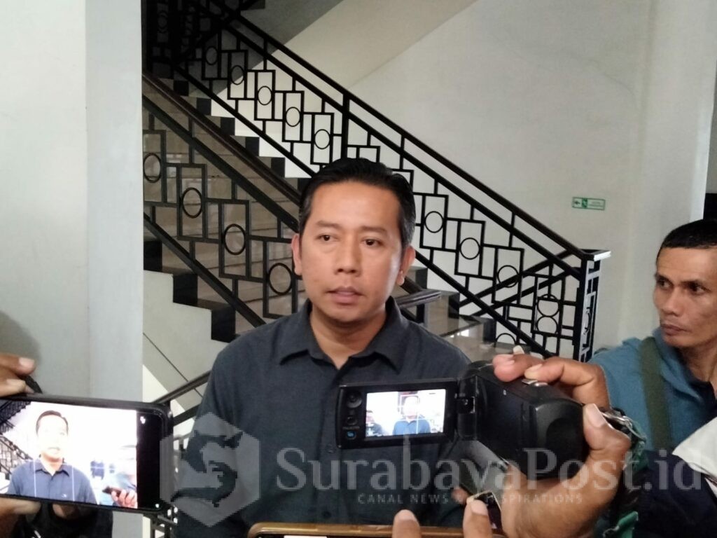 Ketua Komisi C DPRD Kota Malang, M Anas Muttaqin memberikan keterangan kepada wartawan.