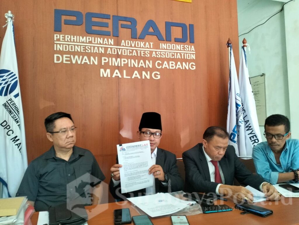 Abdul Aziz bersama tim kuasa hukumnya saat menggelar konferensi pers, Senin 20 Juli 2026.