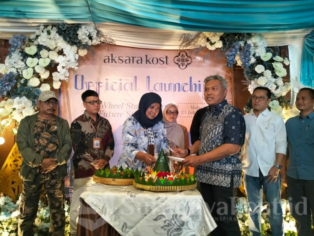 Potong tumpeng oleh Direktur Aksara Kost, Nuri Hendra disela Launching 7 unit Jos premium