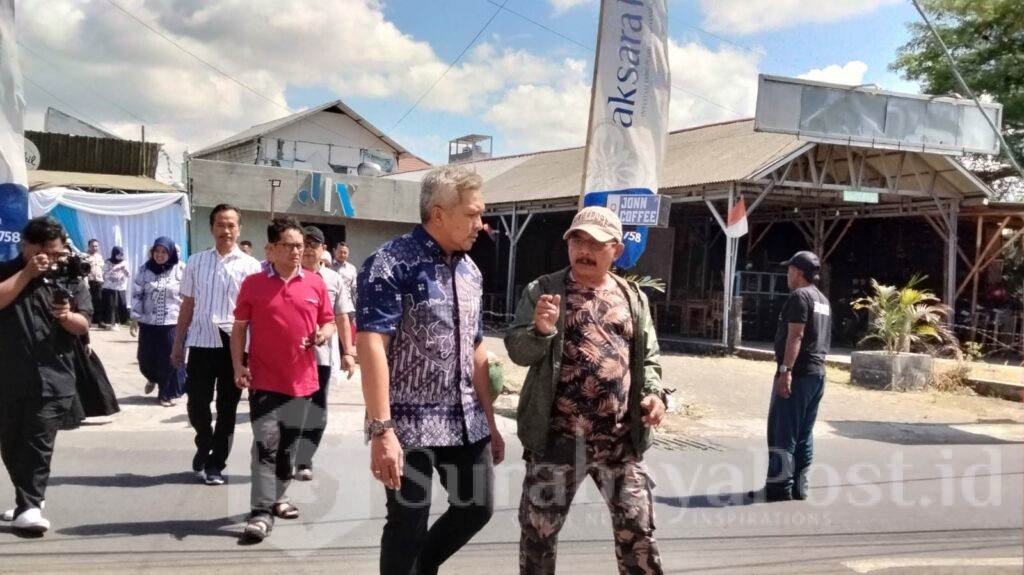Direktur Aksara Kost, Nuri Hendra bersama tamu undangan meninjau lokasi Aksa Kost