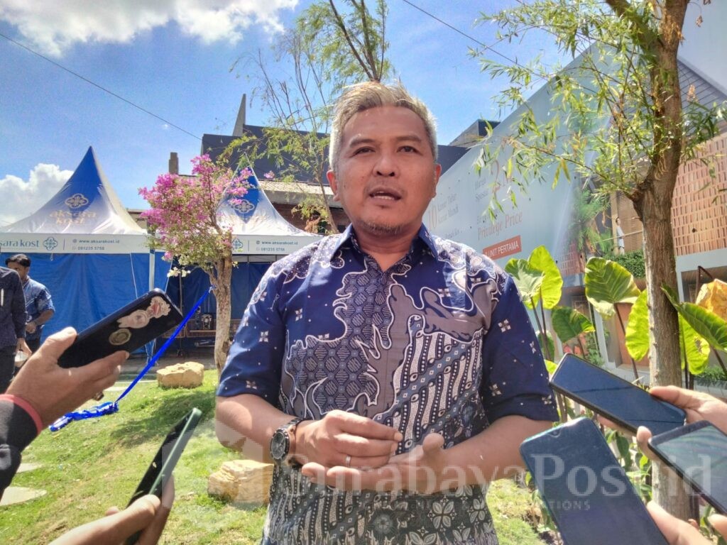 Direktur Aksara Kost, Nuri Hendra memberikan keterangan kepada wartawan
