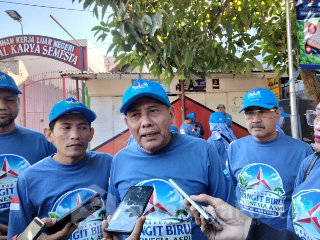 Ketua DPC Partai Demokrat Kota Malang, H. Imron, S.Ag memberikan keterangan kepada wartawan.