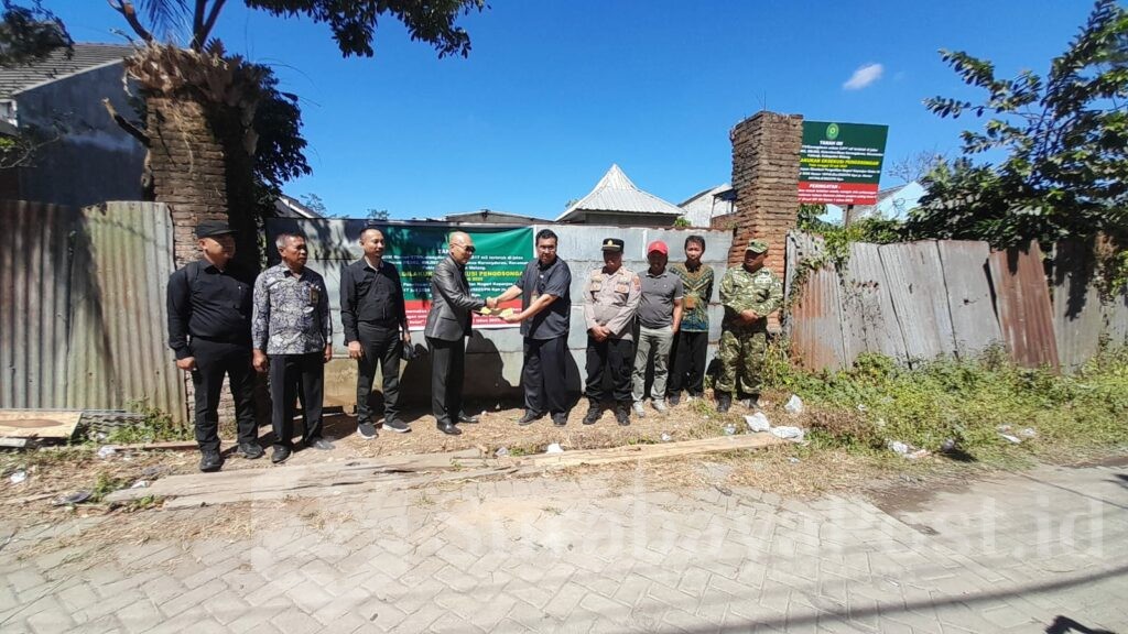 Petugas PN Kepanjen didampingi juru sita, kuasa hukum, dan perangkat desa setempat melakukan pengosongan lahan secara tertib.