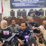 Ketua DPRD Kota Malang, Amithya Ratnanggani Sirraduhita dan Wakil Wali Kota Ali Muthohirin memberikan keterangan kepada wartawan