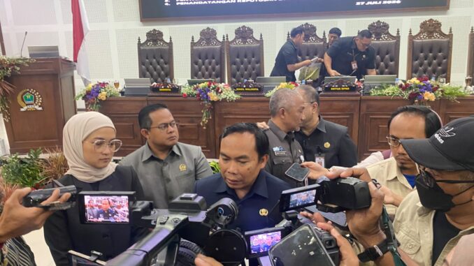 Ketua DPRD Kota Malang, Amithya Ratnanggani Sirraduhita dan Wakil Wali Kota Ali Muthohirin memberikan keterangan kepada wartawan