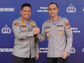 SALAM KOMANDO: Kapolresta Malang Kombes Pol. Danang Setiyo Pambudi bersama Kombes Pol Putu Kholis Aryana. (ist).