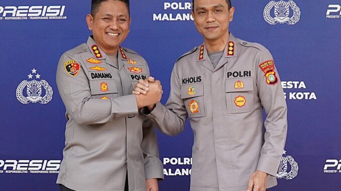 SALAM KOMANDO: Kapolresta Malang Kombes Pol. Danang Setiyo Pambudi bersama Kombes Pol Putu Kholis Aryana. (ist).